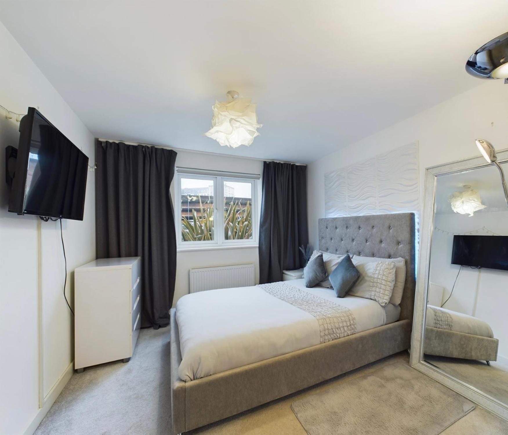 Modern 2 Bed City Apartment With Private Parking Σουόνσι Εξωτερικό φωτογραφία